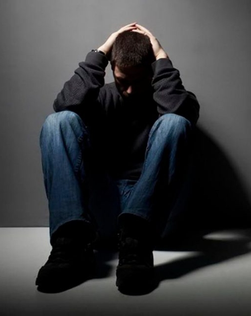 man met angst zittend