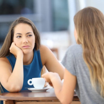 twee vrouwen praten